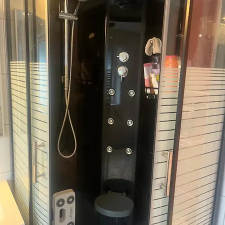 With 4 Bedrooms, Available For Ons Apartament