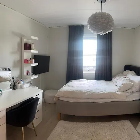 With 4 Bedrooms, Available For Ons Apartment