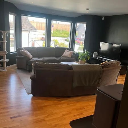 With 4 Bedrooms, Available For Ons Apartament