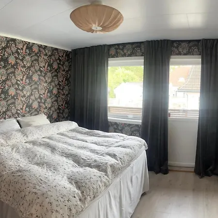 With 4 Bedrooms, Available For Ons Apartament *